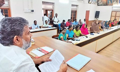 கூட்டத்தில் நகர்மன்ற தலைவர் மூப்பன் ஹபீபுர் ரஹ்மான் பேசிய போது எடுத்த படம். 