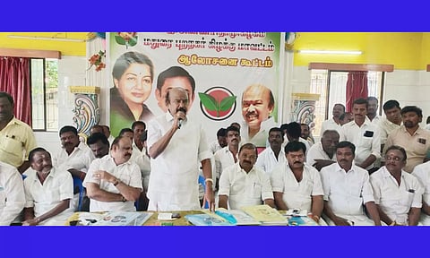 அ.தி.மு.க. பூத் கமிட்டி நிர்வாகிகள் ஆலோசனை கூட்டத்தில் மதுரை புறநகர் கிழக்கு மாவட்டச் செயலாளர் ராஜன் செல்லப்பா எம்.எல்.ஏ. பேசிய காட்சி.