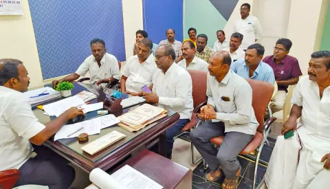 மாநகராட்சி அலுவலகத்தில் மேயர் ஜெகன் பெரியசாமியுடன் மினி பஸ் உரிமையாளர் சங்கத்தினர் பேச்சுவார்த்தை நடத்திய காட்சி.