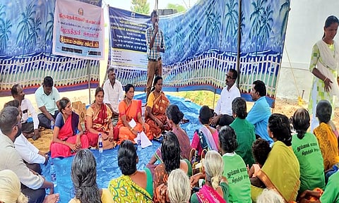 கீழநத்தம் பஞ்சாயத்து தலைவர் அனுராதா ரவி முருகன் தலைமையில் கிராம சபை கூட்டம் நடந்த போது எடுத்த படம்.