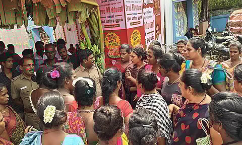 புதியதாக திறக்கப்பட்ட பிரியாணி கடை முன்பு திரண்ட திருநங்கைகள் போலீசாருடன் வாக்குவாதத்தில் ஈடுபட்டபோது எடுத்தபடம்.