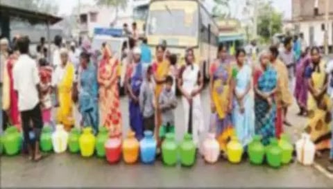 சேலம் அருகே குடிநீர் கேட்டு காலி குடங்களுடன் பெண்கள் சாலை மறியல்