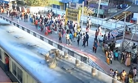 ரெயில்வே போலீசார் கடிதம் எதிரொலி- மாநிலக் கல்லூரி மாணவர்கள் 25 பேர் சஸ்பெண்ட்