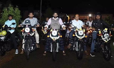 ஊழியர்களுக்கு தீபாவளி பரிசாக புல்லட், மோட்டார் சைக்கிள் வழங்கிய எஸ்டேட் உரிமையாளர்