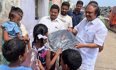 திப்புராயபேட்டை பகுதியில் பள்ளி மாணவர்களுக்கு புத்தக பைகளை கென்னடி எம்.எல்.ஏ. வழங்கிய காட்சி.