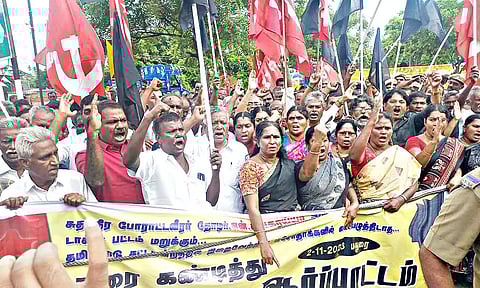 மதுரையில் இன்று கவர்னர் ஆர்.என்.ரவிக்கு கருப்புக்கொடி காட்டிய 130 பேர் கைது