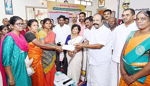பயனாளிகளுக்கு நலத்திட்ட உதவிகளை அமைச்சர் பெரியகருப்பன் வழங்கினார். அருகில் கலெக்டர் ஆஷா அஜித், ஒன்றிய தலைவர் சொர்ணம் அசோகன், மாவட்ட ஊராட்சி துணைத்தலைவர் சரஸ்வதி, உதவி இயக்குநர் (ஊராட்சிகள்) குமார் மற்றும் பலர் உள்ளனர்.