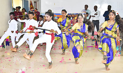 கிராமிய நடனமாடி அசத்திய நாலுக்கோட்டை ஊராட்சி ஒன்றிய நடுநிலைப்பள்ளி மாணவ, மாணவிகள்.