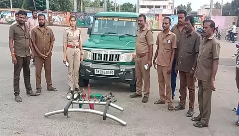 ராசிபுரம் புதிய பஸ் நிலையத்தில் மோட்டார் வாகன ஆய்வாளர் நித்தியா மற்றும் அதிகாரிகள் பறிமுதல் செய்த ஏர்ஹாரன்கள் மற்றும் பம்பரை படத்தில் காணலாம்.