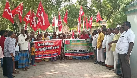 மேட்டூர் தாசில்தார் அலுவலகம் முன்பு கட்டுமான தொழிலாளர்கள் ஆர்ப்பாட்டத்தில் ஈடுபட்ட காட்சி.