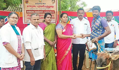 தென்திருப்பேரை பேரூராட்சி தலைவர் மணிமேகலை ஆனந்த் விவசாயிகளுக்கு பரிசுகள் வழங்கினார்.
