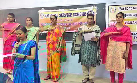 திருச்செந்தூர் கோவிந்தம்மாள் ஆதித்தனார் மகளிர் கல்லூரி நாட்டு நல பணித்திட்ட அணி சார்பில் ஊழல் விழிப்புணர்வு உறுதிமொழி எடுத்த போது எடுத்த படம்.