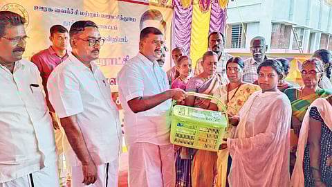 தாப்பாத்தி கிராமத்தில் கர்ப்பிணி பெண்களுக்கு ஊட்டச்சத்து பரிசு பெட்டகத்தை மார்கண்டேயன் எம்.எல்.ஏ. வழங்கிய போது எடுத்த படம்.