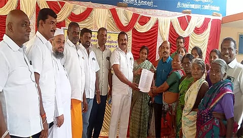 குடியிருப்பு பகுதியில் டாஸ்மாக் கடை இடமாற்றம் செய்வதற்கு எதிர்ப்பு தெரிவித்து ஊராட்சி மன்ற தலைவர் கண்ணன், வட்டார வளர்ச்சி அலுவலர் கவுரி ஆகியோரிடம் பொதுமக்கள் மனு அளித்த காட்சி.