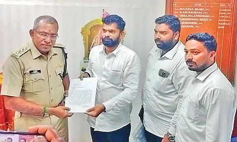 போக்குவரத்து போலீஸ் சூப்பிரண்டிடம் வக்கீல் சசிபாலன் மனு அளித்த காட்சி.