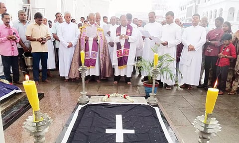 வேளாங்கண்ணி பேராலயத்தில் கல்லறை திருநாள் சிறப்பு திருப்பலி நடந்தது.