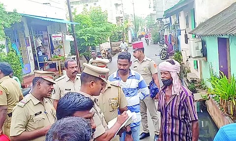 புதுச்சேரி கருவடிக்குப்பம் பகுதியில் போலீசார் சோதனை செய்த காட்சி.