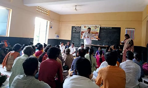 கிராம சபை கூட்டத்தில் கலந்து கொண்டவர்களை படத்தில் காணலாம்.