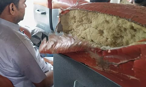 அரசு பஸ்களில் இருக்கை கிழிந்து கிடக்கும் அவலம்.