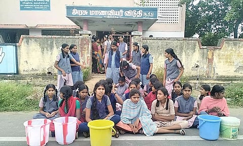 அரசு விடுதி கழிப்பறையில் தண்ணீர் வசதி இல்லாததால் மாணவிகள் போராட்டம்