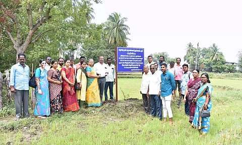 சண்முகநதி பகுதியில் உள்ள கோவில் நிலம் மீட்கப்பட்டு அறிவிப்பு பலகை வைக்கப்பட்டது.