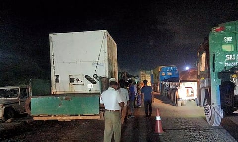 லாரி டேங்கரில் இருந்து கியாஸ் கசிந்து வெளியேறியதால் பரபரப்பு- வாகன ஓட்டிகள் அலறியடித்து ஓட்டம்