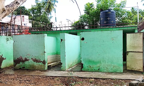 பராமரிப்பின்றி காணப்படும் கழிப்பறைகள்.