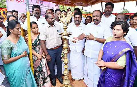 கழனிவாசல் பகுதியில் சிறு விளையாட்டு அரங்கம் அமைப்பதற்காக அடிக்கல் நாட்டு விழாவில் அமைச்சர் பெரியகருப்பன் குத்துவிளக்கேற்றினார். அருகில் கலெக்டர் ஆஷா அஜித், மாங்குடி எம்.எல்.ஏ. உள்பட பலர் உள்ளனர்.