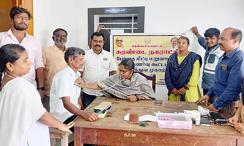 சுரண்டை நகராட்சி பணியாளர்களுக்கான மருத்துவ முகாமை சேர்மன் வள்ளி முருகன் தொடங்கி வைத்தார்.