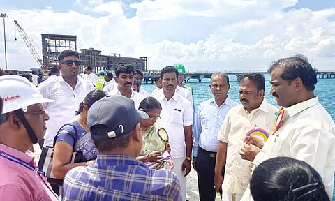 உடன்குடி அனல்மின் நிலைய பணிகளை சட்டமன்ற உறுதிமொழி குழுத்தலைவர் வேல்முருகன் ஆய்வு செய்த காட்சி.