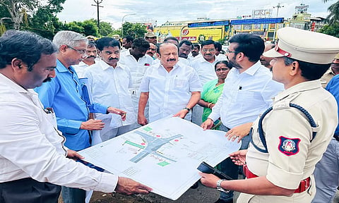 கடலூர் புதிய பாலம் கட்டுவது தொடர்பாக வேளாண்மை துறை அமைச்சர் எம்.ஆர்.கே. பன்னீர்செல்வம் தலைமையில் ஆய்வு பணி நடைபெற்றது. 