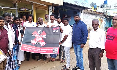 ஊட்டியில் நீட் விலக்கு வலியுறுத்தி தி.மு.க.வினர் கையெழுத்து