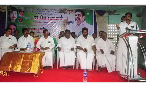 கூட்டத்தில் அ.தி.மு.க மாநில செயலாளர் அன்பழகன் பேசிய காட்சி.