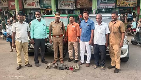 காற்று ஒலிப்பான்கள் பறிமுதல் செய்யப்பட்டுள்ள காட்சி.