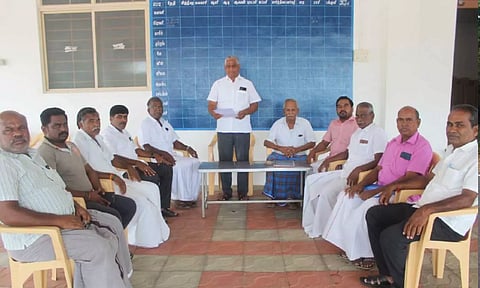 விசைத்தறி தொழிலாளர்களுக்கு தீபாவளி போனஸ் குறித்த பேச்சுவார்த்தை நடைபெற்ற காட்சி.