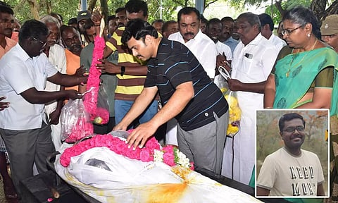 மருத்துவ மாணவர் மதன்குமார் உடலுக்கு அமைச்சர் மதிவேந்தன், நாமக்கல் கலெக்டர் உமா ஆகியோர் அஞ்சலி செலுத்திய காட்சி.