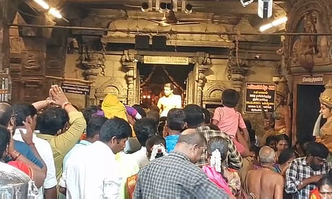 திருநள்ளாறு சனீஸ்வரர் கோவிலில் குவிந்த பக்தர்கள்