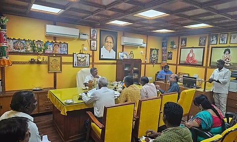 பொதுப்பணித்துறை அதிகாரிகளுடன் அரசு கொறடா ஏ.கே.டி.ஆறுமுகம் ஆலோசனை நடத்திய காட்சி.