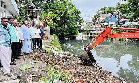 உப்பனாறு தூர் வாரும் பணியை கென்னடி எம்.எல்.ஏ. ஆய்வு செய்த போது எடுத்த படம்.