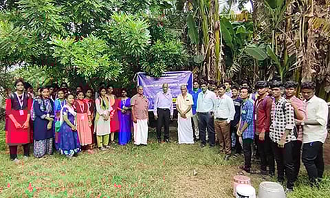 மணக்குள விநாயகர் பொறியியல் கல்லூரியில் நாட்டு நலப்பணி திட்ட சிறப்பு முகாம் நடந்த போது எடுத்த படம்.