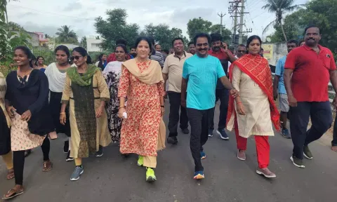 காஞ்சிபுரம் கலெக்டர் நடைபயிற்சி விழிப்புணர்வு முகாமை தொடங்கி வைத்து அவரும் நடந்து சென்றார்.