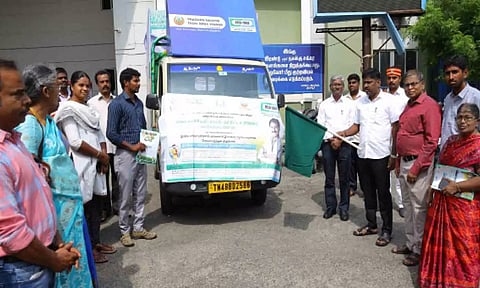 பயிர் காப்பீடு திட்ட விழிப்புணர்வு பிரசார வாகனத்தை கலெக்டர் தொடங்கி வைத்த காட்சி. 