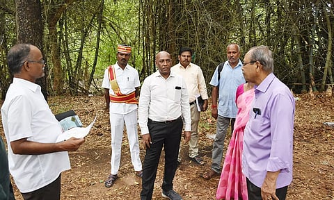 சாலை அமைக்கும் பணிக்கான இடத்தை கலெக்டர் பழனி நேரில் பார்வையிட்ட காட்சி.