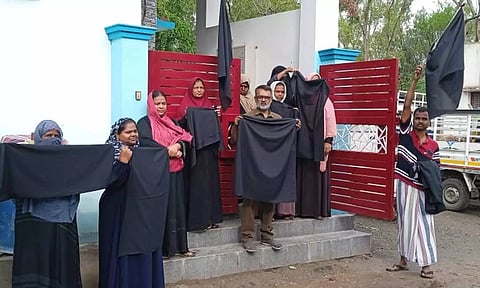 அடிப்படை வசதிகளை செய்து தரக்கோரி கோவையில் வீடுகளில் கருப்பு கொடி ஏற்றி பொதுமக்கள் போராட்டம்