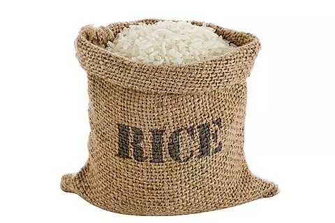 கடத்தலுக்காக பதுக்கி வைக்கப்பட்ட 1½ டன் ரேஷன் அரிசி பறிமுதல்