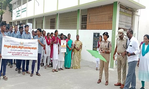ராணிப்பேட்டையில் ஊழல் தடுப்பு மற்றும் கண்காணிப்பு பிரிவு சார்பில் விழிப்புணர்வு ஊர்வலத்தை போலீஸ் சூப்பிரண்டு கிரண் ஸ்ருதி தொடங்கி வைத்த காட்சி.