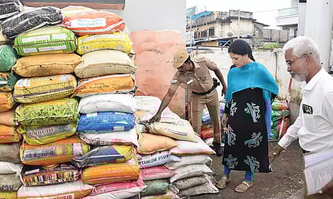 வெள்ளத்தடுப்பு பணிக்கு மணல் மூட்டைகள் தயார்- கலெக்டர் பார்வையிட்டு ஆய்வு செய்தார்