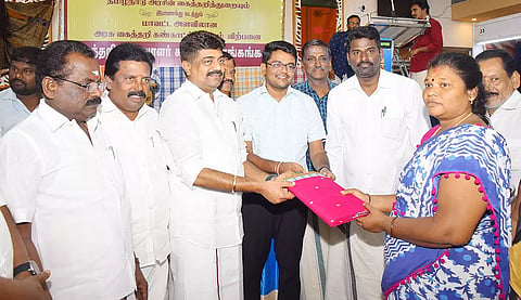 கைத்தறி கண்காட்சியில் முதல் விற்பனையை கலெக்டர் விஷ்ணுசந்திரன் தொடங்கி வைத்தார். அருகில் எம்.எல்.ஏ.க்கள் காதர் பாட்ஷா முத்துராமலிங்கம், முருகேசன் மற்றும் பலர் உள்ளனர்.