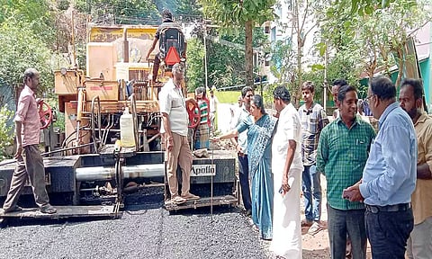 ரூ.20 லட்சத்தில் தார் சாலை அமைக்கும் பணி