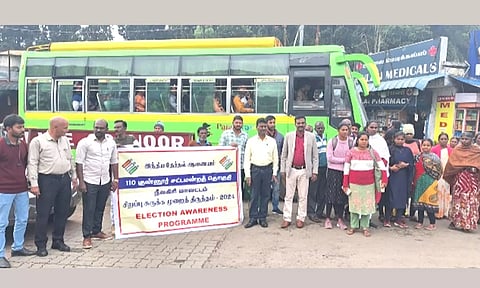 குன்னூர் பஸ் நிலையத்தில் வாக்காளர்களுக்கு விழிப்புணர்வு